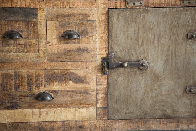 Buffet industriel à portes finition antique