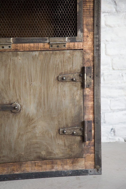 Buffet industriel à portes finition antique