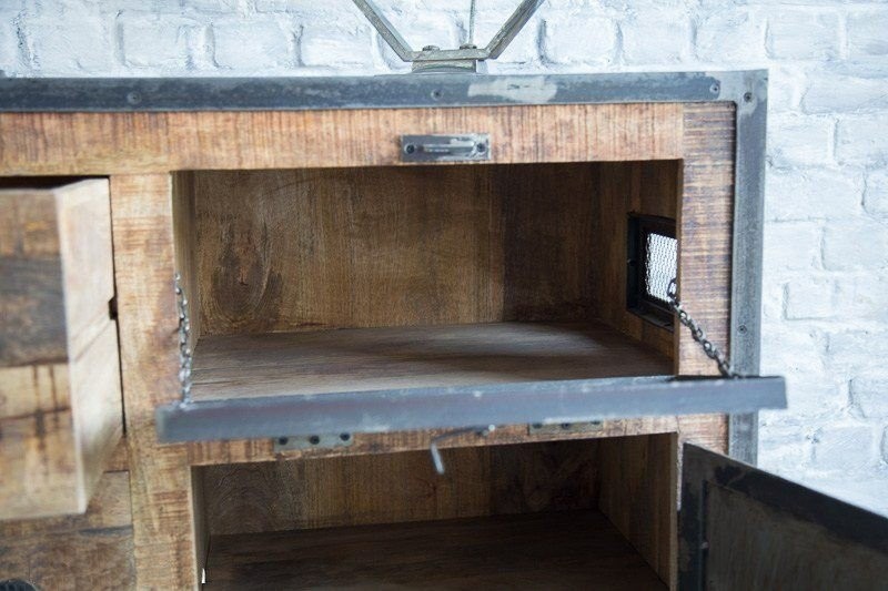 Buffet industriel à portes finition antique