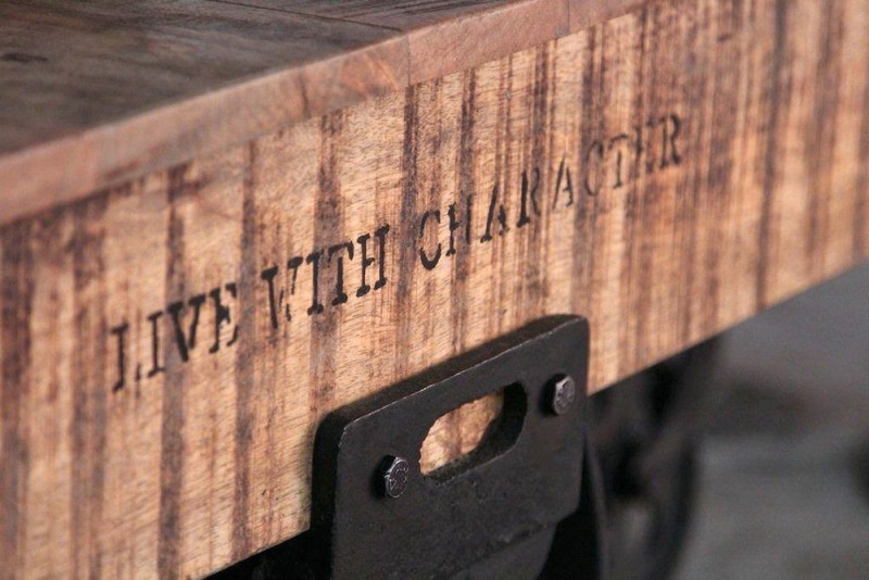 Table basse industrielle en bois massif et roues en métal
