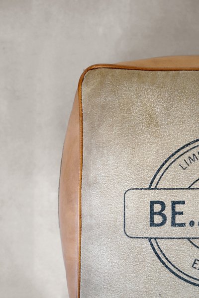 Pouf industriel en cuir "Be Yourself"