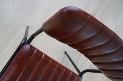 Chaise en métal et cuir