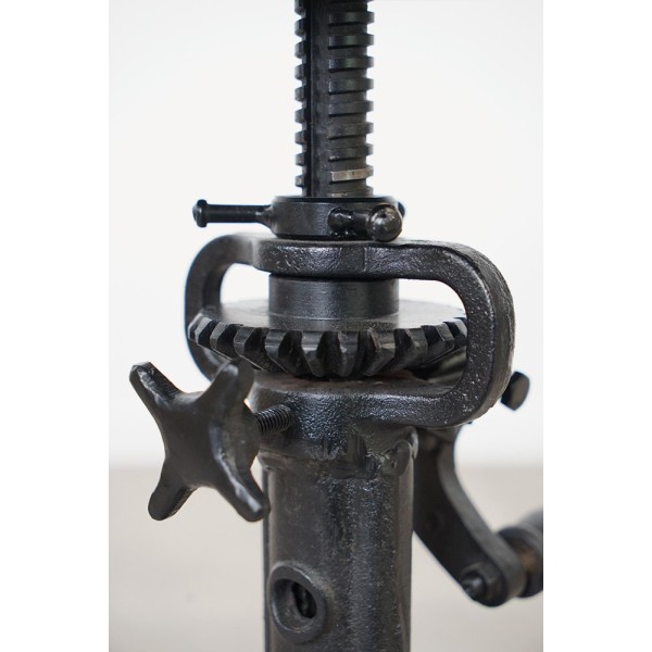 Tabouret industriel réhaussable à manivelle avec assise en cuir synthétique