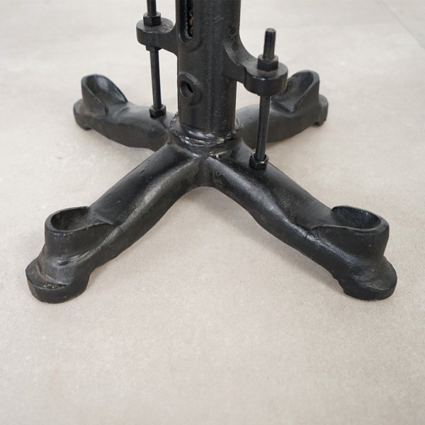 Tabouret industriel réhaussable à manivelle avec assise en cuir synthétique