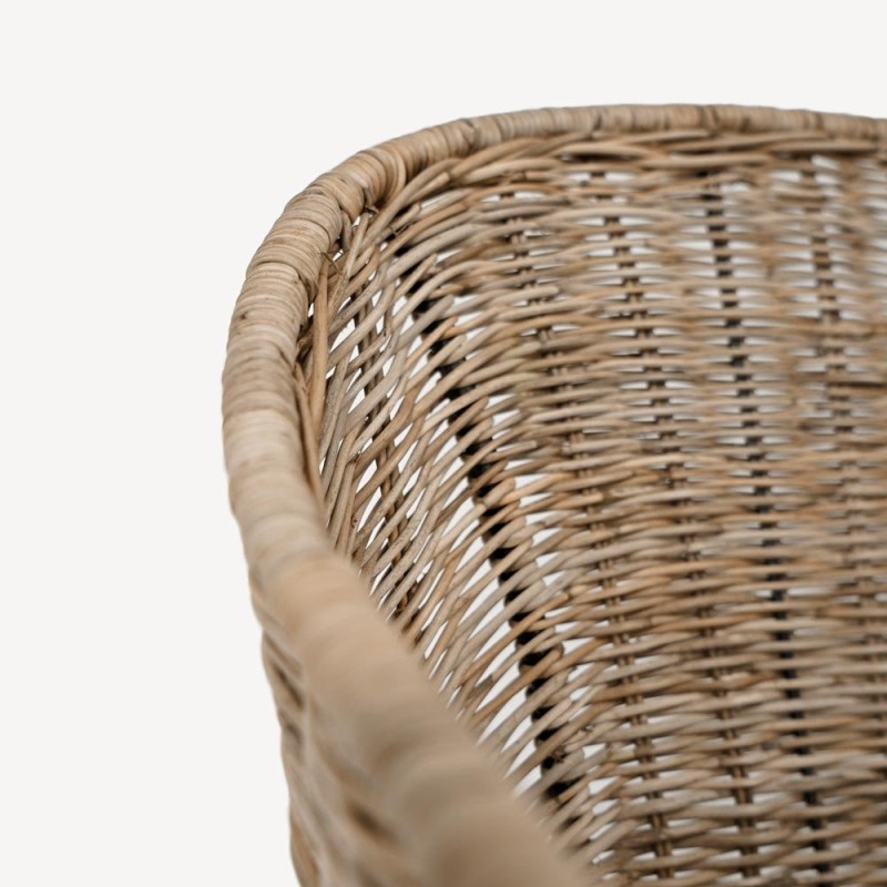 Chaise en rotin avec accoudoirs et pieds en metal noir - Sara